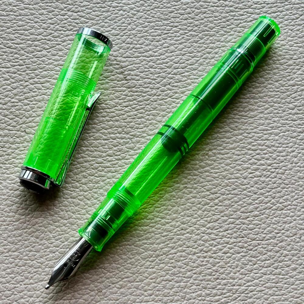 Pelikan M205 Green Highlighter Fountain Pen Set Special Edition.
