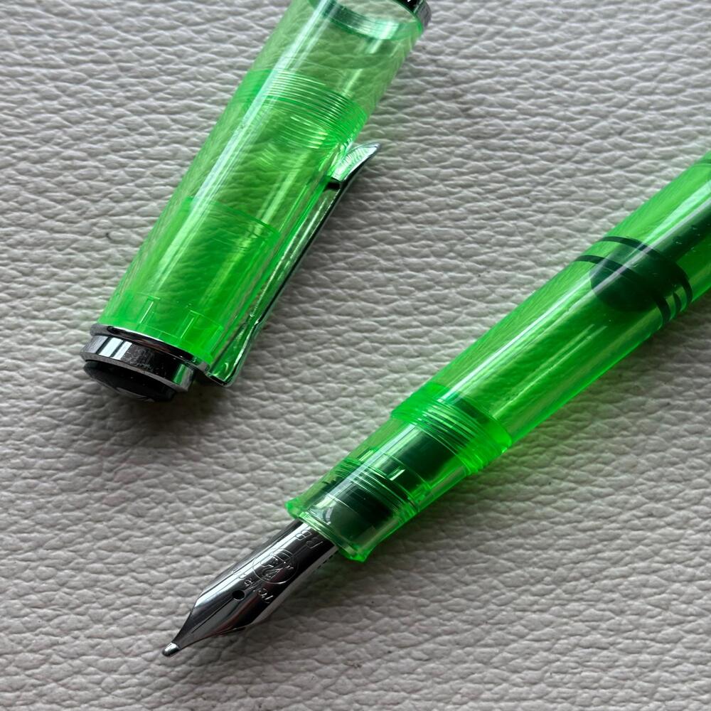 Pelikan M205 Green Highlighter Fountain Pen Set Special Edition.