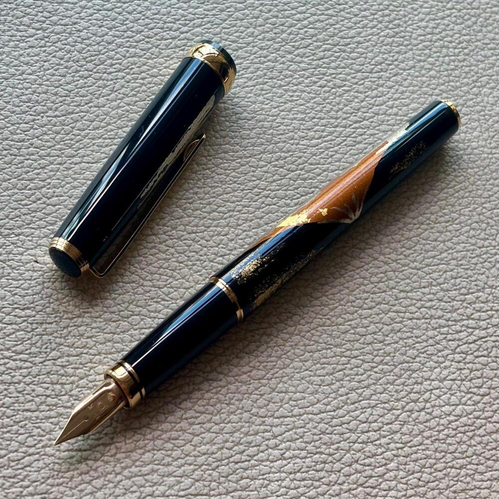 Platinum Maki-e Slim Red Mount Fuji Fountain Pen