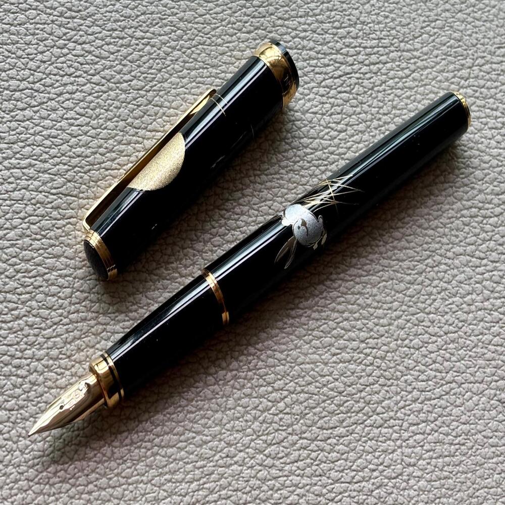 Platinum Maki-e Slim The Moon and A Rabbit Fountain Pen 18k Gold nib.