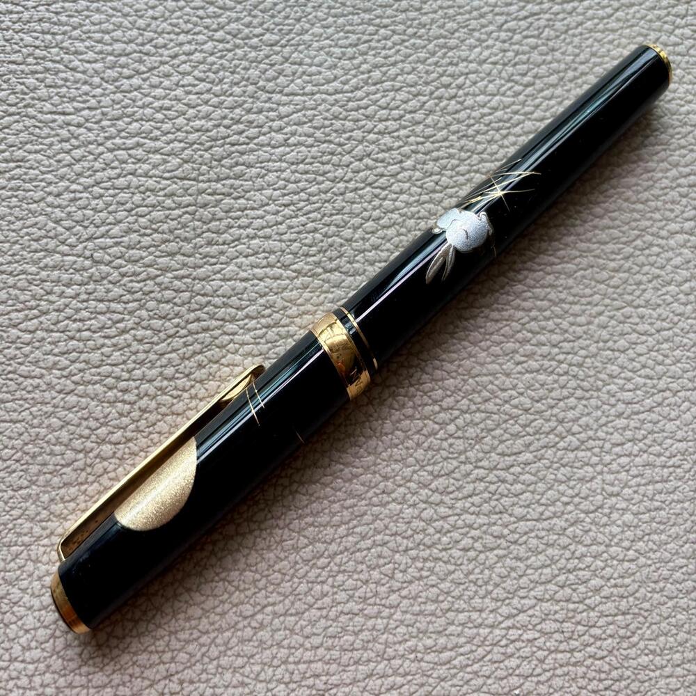 Platinum Maki-e Slim The Moon and A Rabbit Fountain Pen 18k Gold nib.