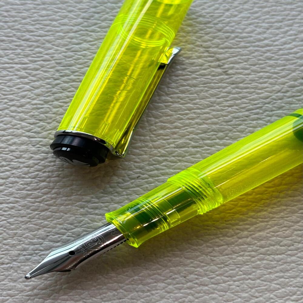 Pelikan M205 Neon Yellow Highlighter Fountain Pen Set Special Edition.